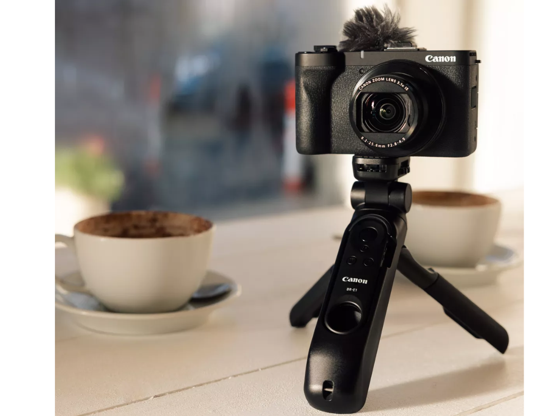 Canon PowerShot V1 Vlogger Kit – 4K Camera with Tripod & SD Card in Qatar